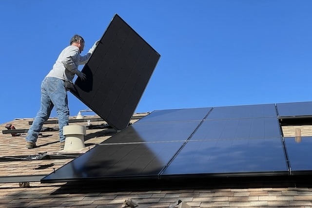 Photovoltaik-Anlage wird auf einem Dach installiert