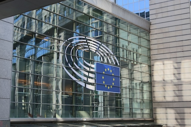 Bild vom Logo des Europäischen Parlaments an einer Gebäudewand