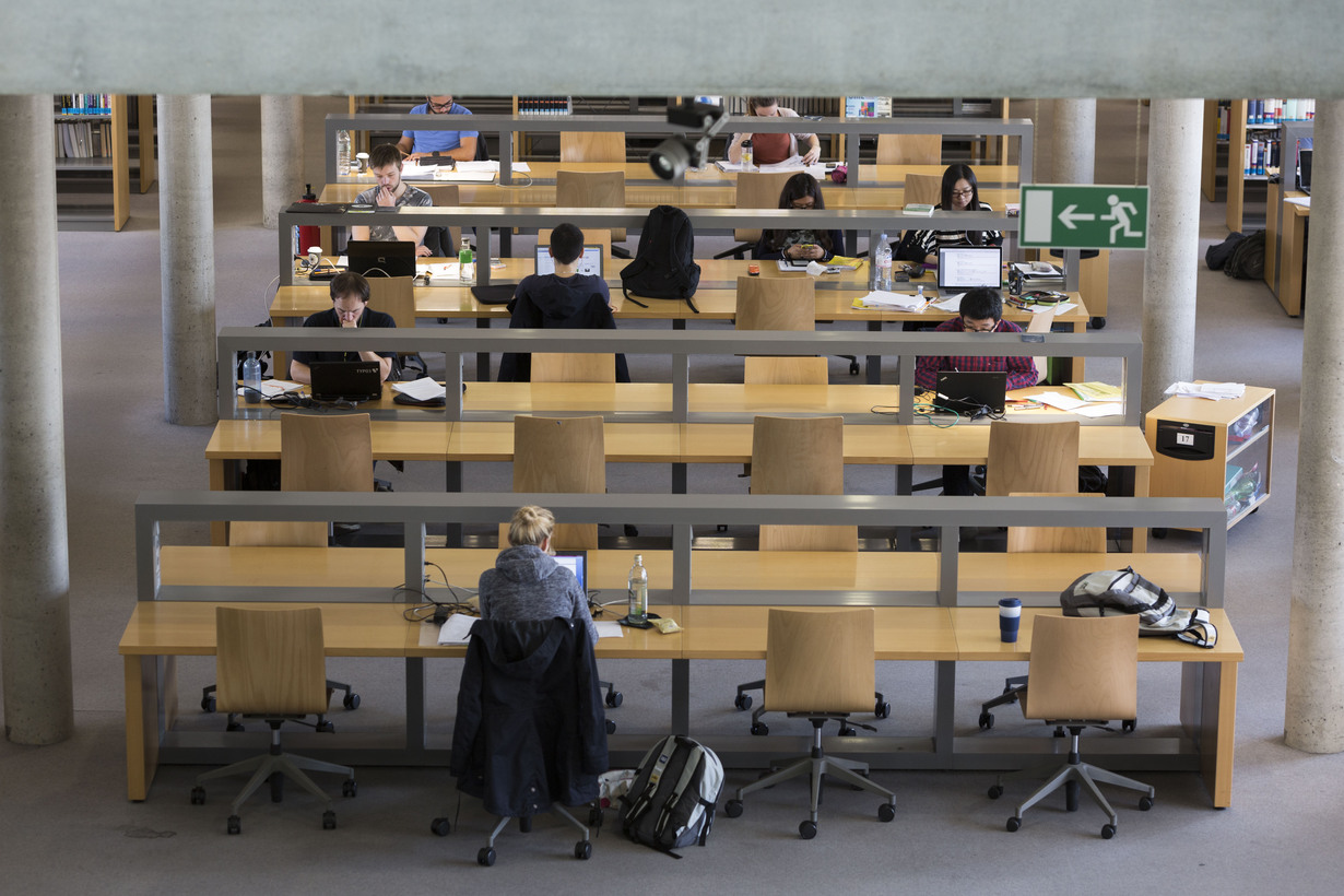 Bild von Studenten in der Bibliothek