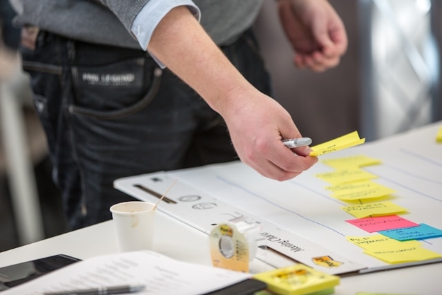 Person, die nach Post-its greift