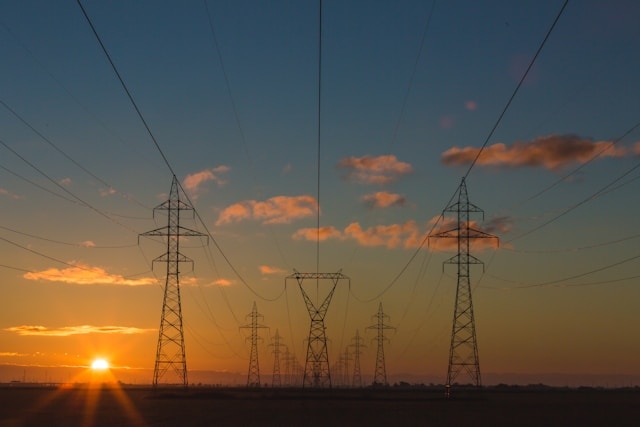 Strommasten bei Sonnenuntergang