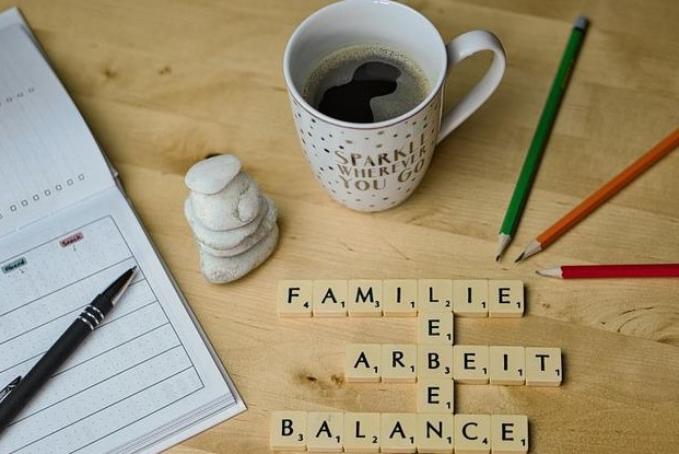 Scrabble Buchstaben legen die Worte Familie, Arbeit, Balance