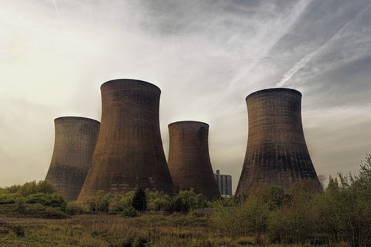 Vier Kühltürme eines Atomkraftwerks