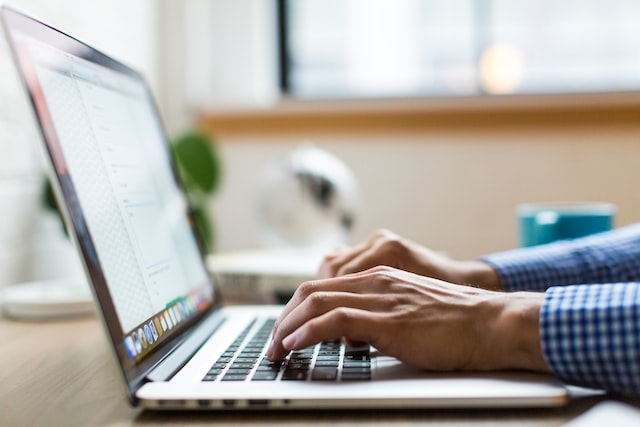 Person tippt auf Laptop