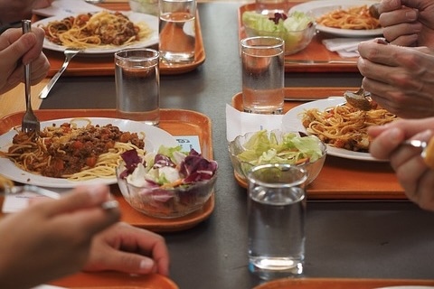 Kantinen-Tabletts mit Spaghetti Bolognese