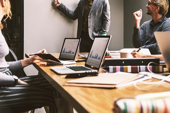 Menschen in einem Arbeitsmeeting