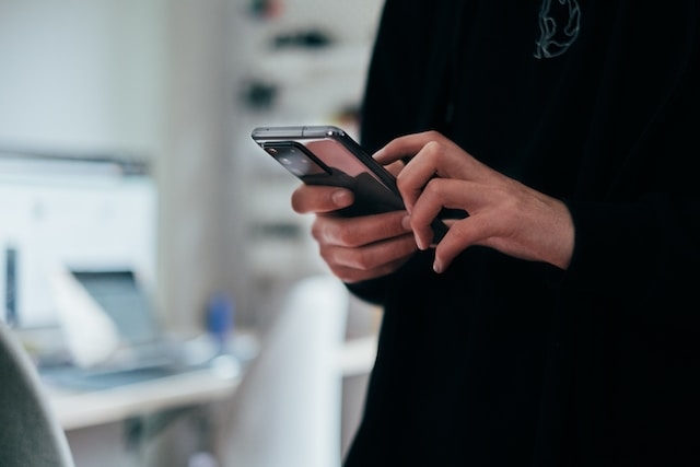 Smartphone in den Händen einer Person