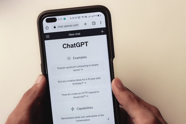 Handy, das die Seite ChatGPT geöffnet hat