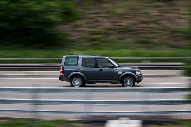 SUV auf einer Bundesstraße