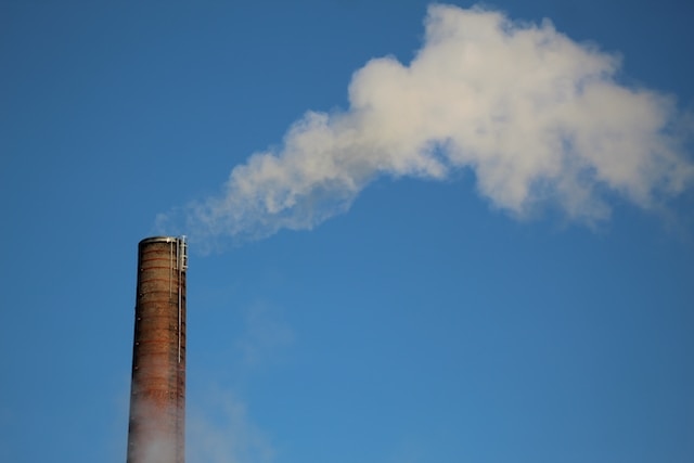 Schornstein einer Fabrik, der CO2 ausstößt
