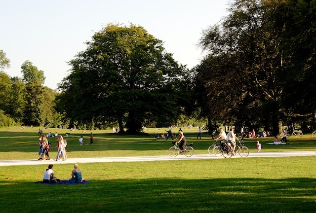 Stadtpark mit Menschen