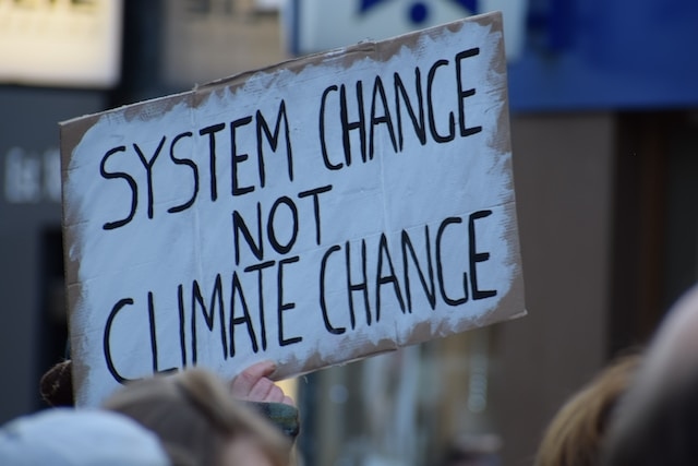 Plakat mit dem Spruch: "System change not climate change"