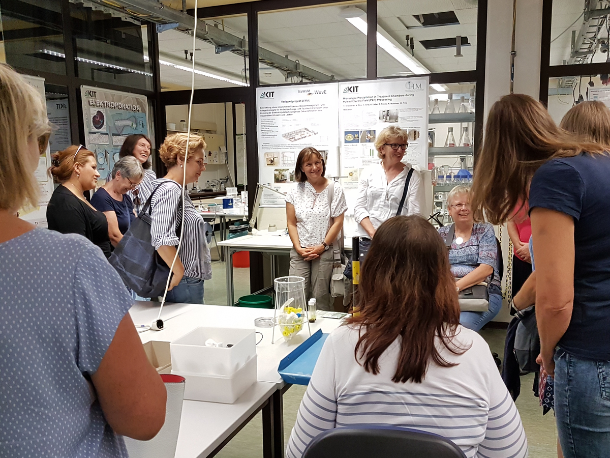 FrauenAkadmie besichtigt Algen-Forschungseinrichtungen des KIT