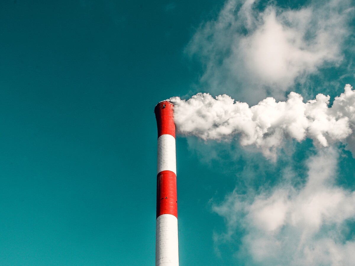 CO2 nicht in die Atmosphäre emittieren, sondern als nachhaltige Kohlenstoffquelle zu nutzen, ist Ziel der beiden Projekte. (Quelle: veeterzy / Unsplash)