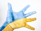 Hand in Farbe der Ukrainischen Flagge