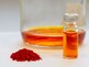 Becherglas mit rot-orangener Substanz