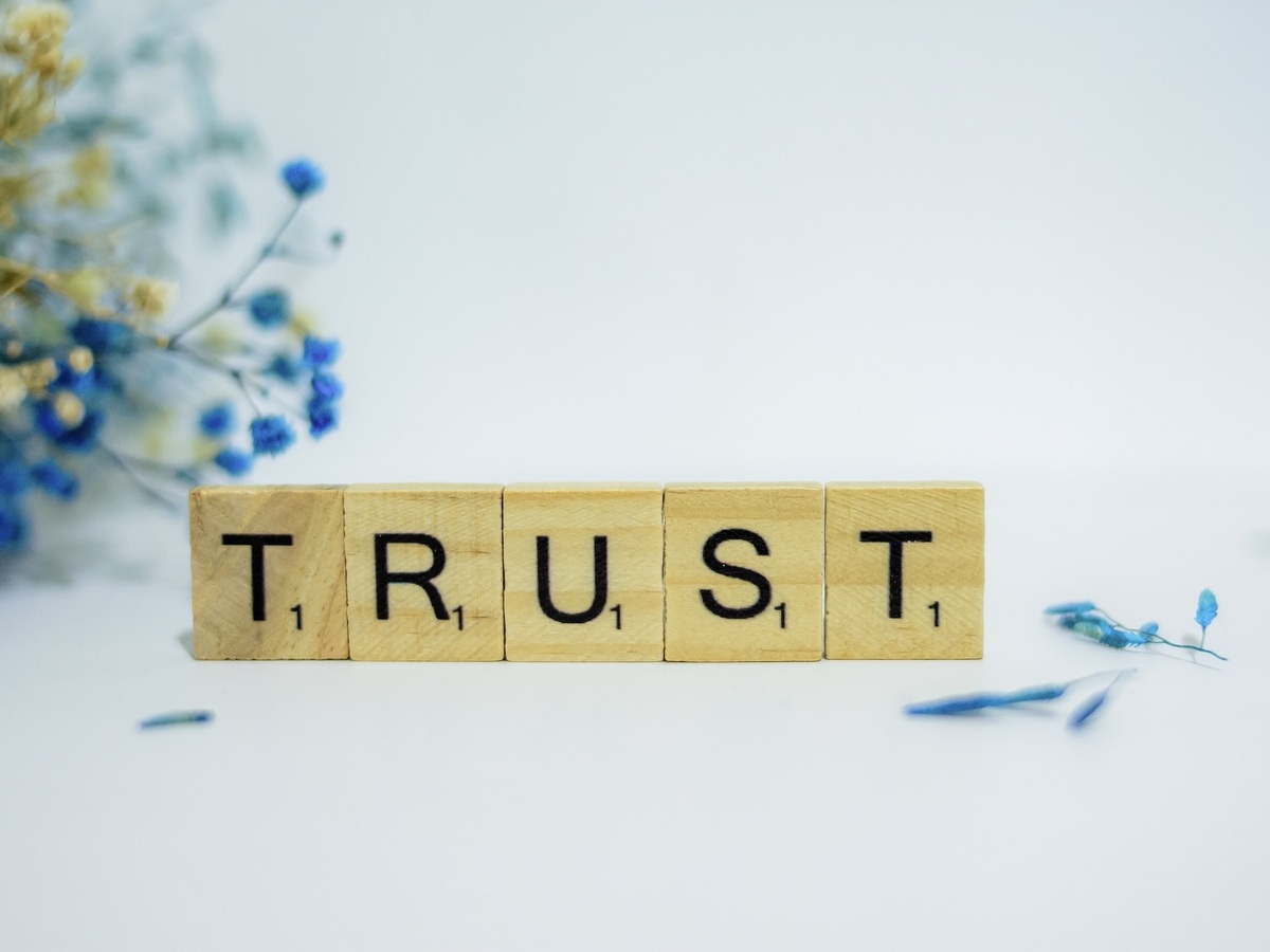 Buchstabenwürfel bilden das Wort "Trust"