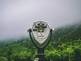 Fernglas mit Ausblick auf Wald