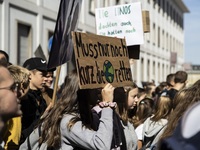 Plakat "Muss nur noch kurz die Welt retten"