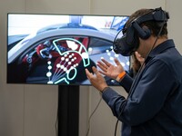 Mensch, der eine VR-Brille trägt